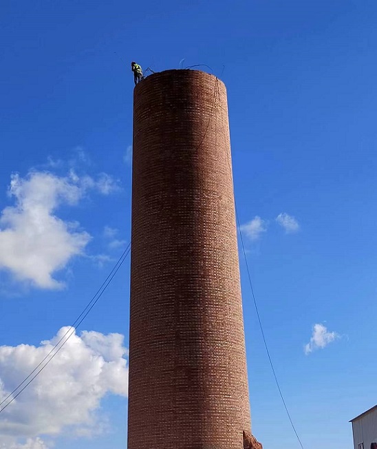 東陽煙囪拆除公司:安全環(huán)保雙管齊下,共創(chuàng)綠色未來